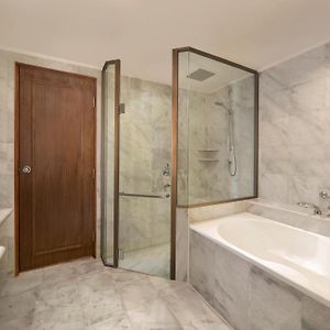 Suite king executive